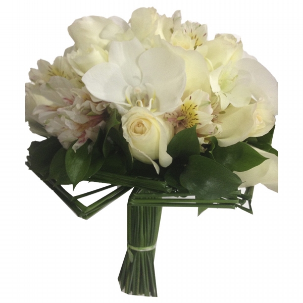Buque de noiva com rosas brancas e orquídeas