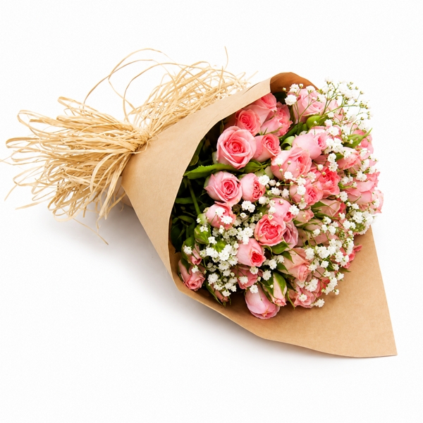 Buquê Mini Rosas Sprays Cor de Rosa No Papel Kraft