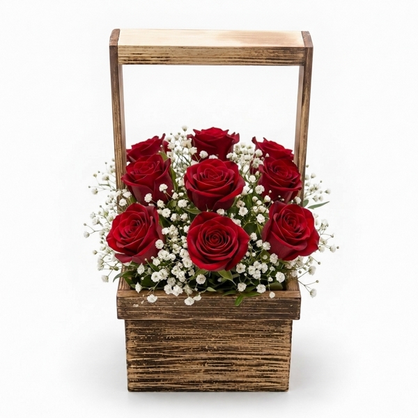Arranjo com 10 Rosas Vermelhas na Cestinha