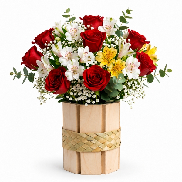 Arranjo com Rosas Vermelhas e Astromélias no Vaso de Madeira