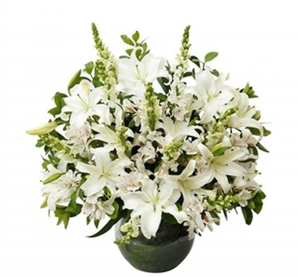 Arranjo com  flores  finas  todo  branco